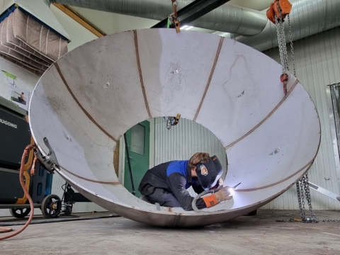 Traditional way of fabricating hemispheres - welding 10mm thick stainless dish pressed plate